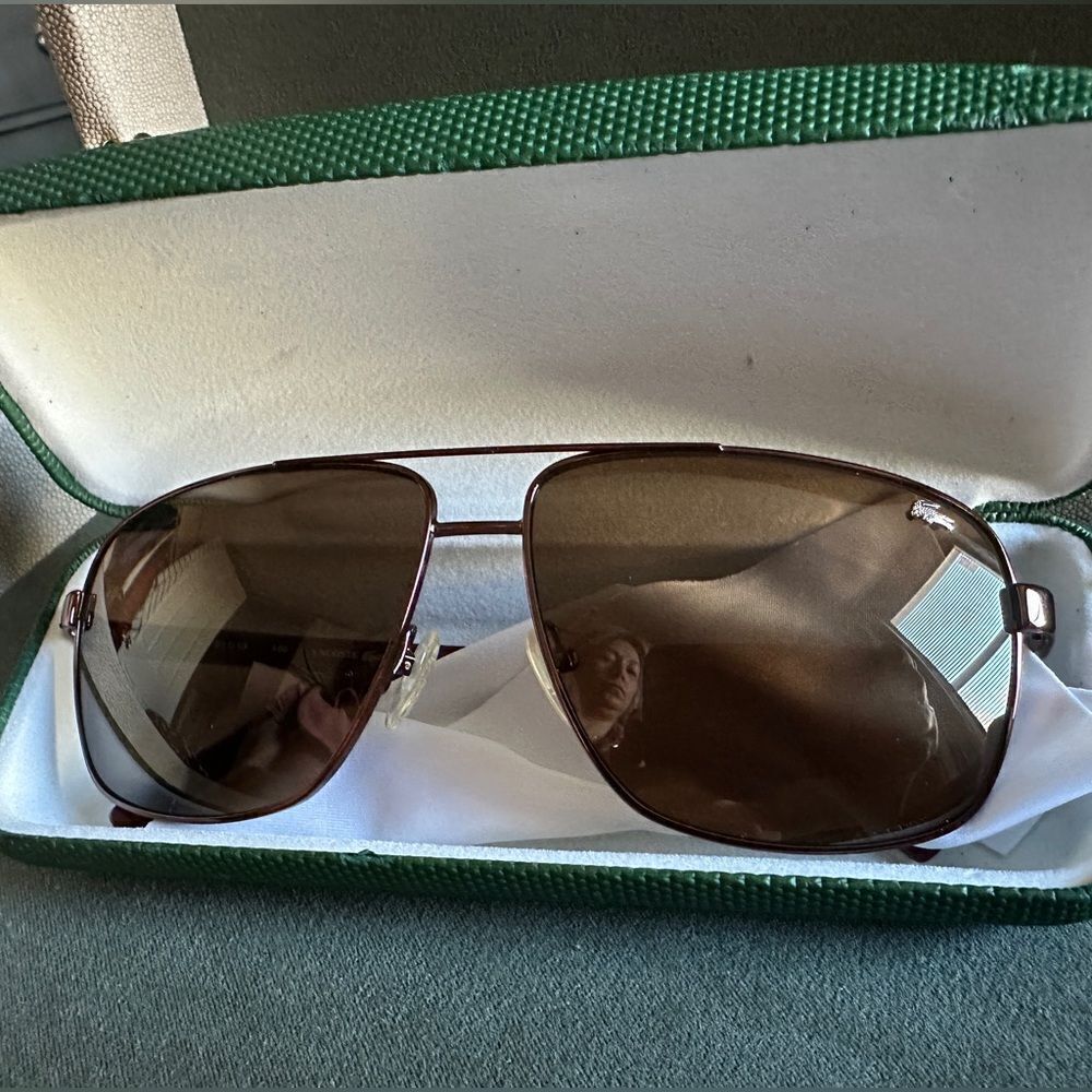Lacoste brown and red sunglasses for men
Lacoste L162S – Unworn & Stylish